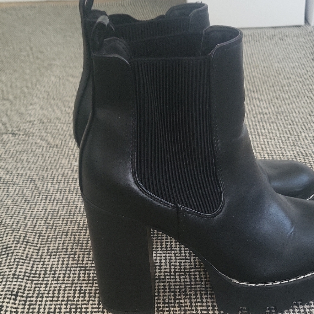 Black Booties On Platform. - Picture 4 of 8